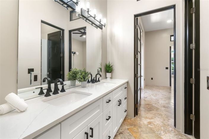 Image No.28-5 Bed Property for sale