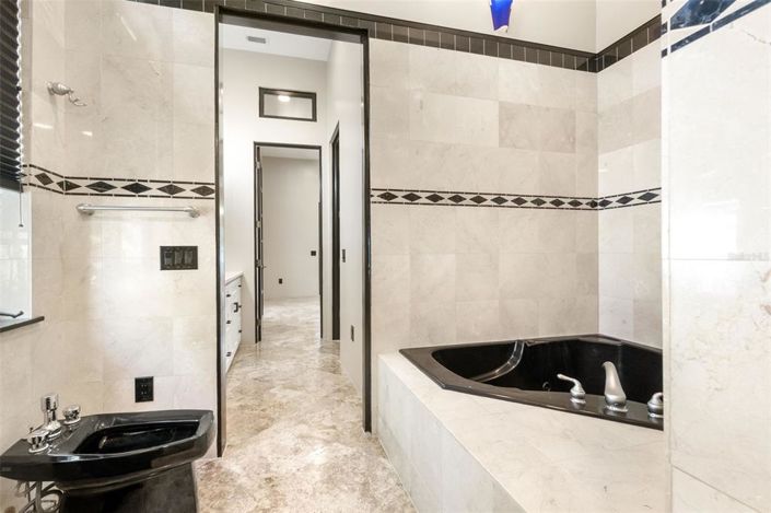 Image No.29-5 Bed Property for sale