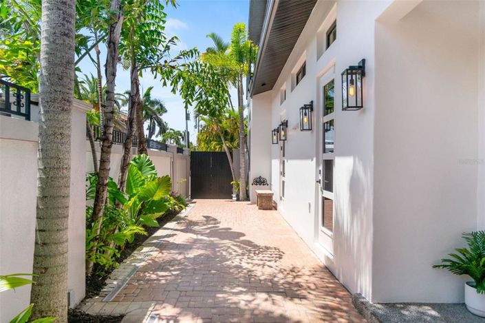 Image No.4-5 Bed Property for sale