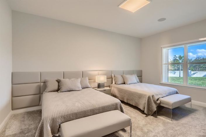 Image No.10-6 Bed Property for sale