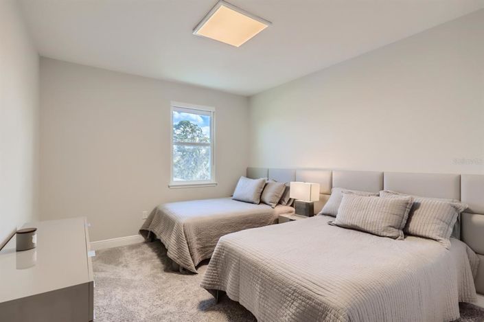 Image No.17-6 Bed Property for sale