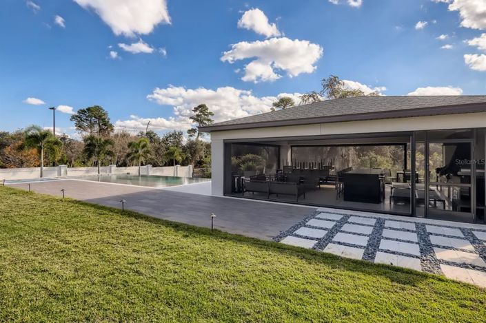 Image No.22-6 Bed Property for sale