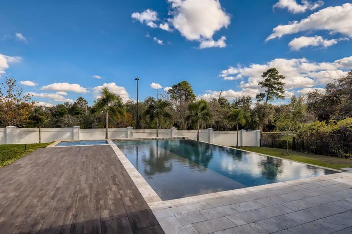 Image No.25-6 Bed Property for sale