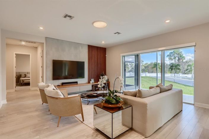 Image No.4-6 Bed Property for sale