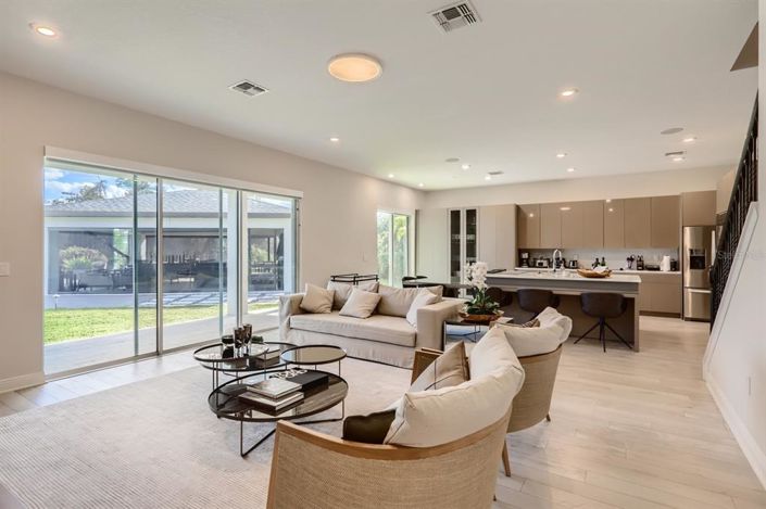 Image No.5-6 Bed Property for sale