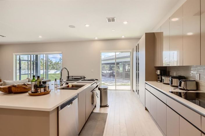 Image No.8-6 Bed Property for sale