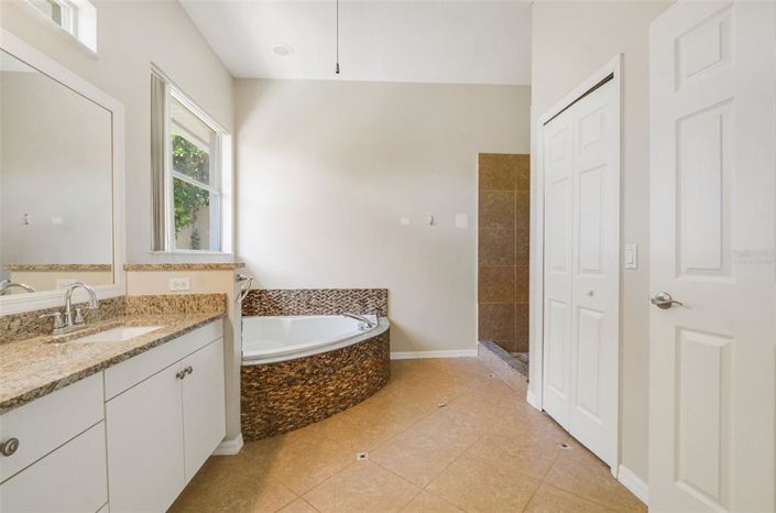 Image No.26-4 Bed Property for sale