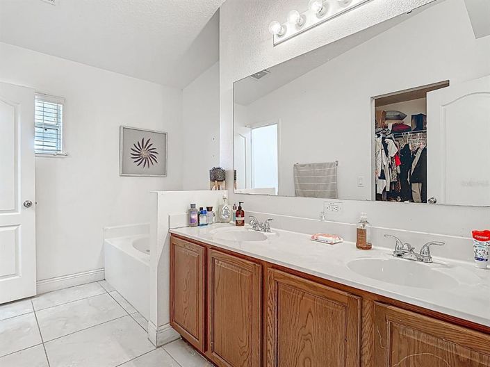 Image No.26-4 Bed Property for sale