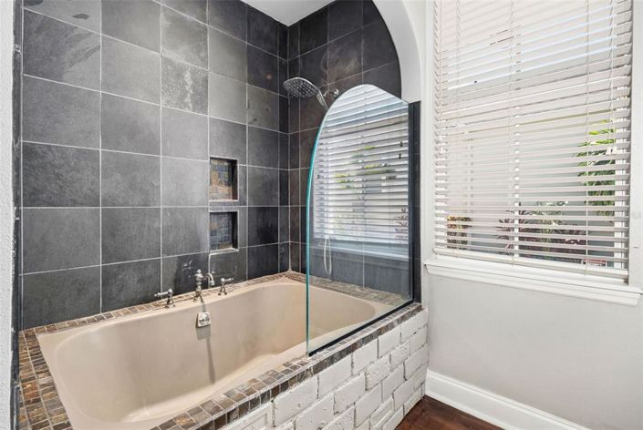 Image No.11-5 Bed Property for sale