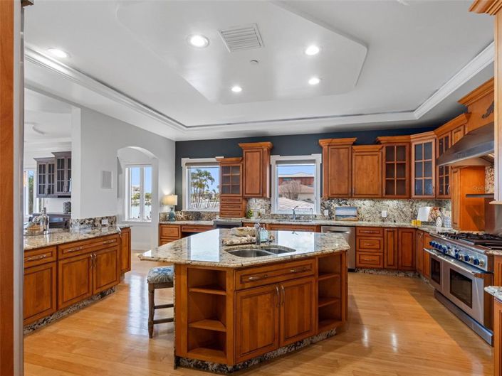 Image No.14-5 Bed Property for sale