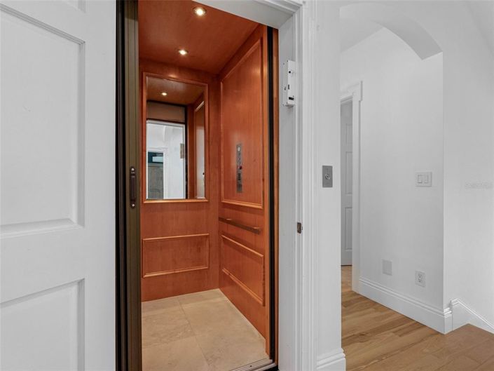 Image No.67-5 Bed Property for sale