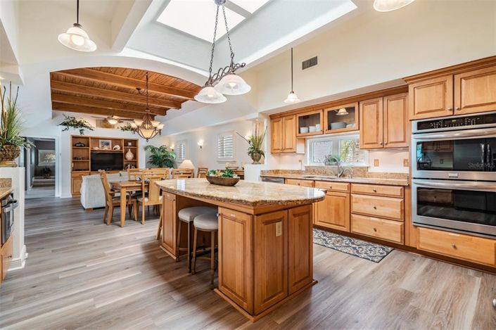 Image No.13-6 Bed Property for sale