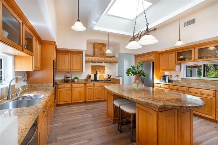 Image No.15-6 Bed Property for sale