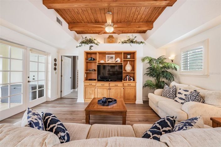 Image No.26-6 Bed Property for sale