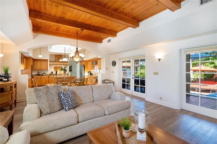 Image No.27-6 Bed Property for sale