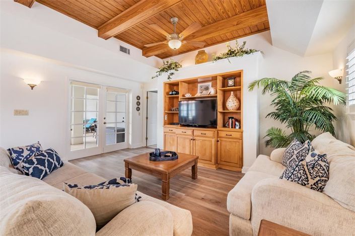 Image No.28-6 Bed Property for sale