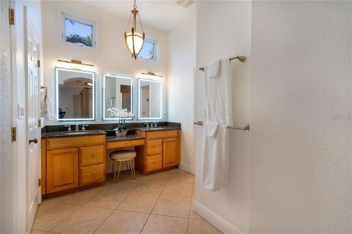 Image No.37-6 Bed Property for sale