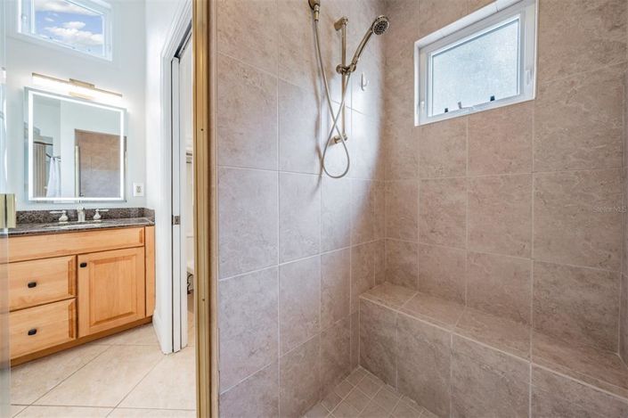 Image No.40-6 Bed Property for sale