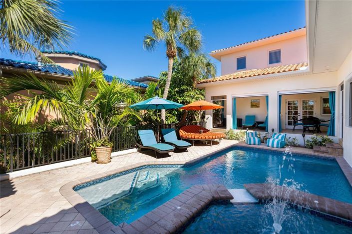 Image No.5-6 Bed Property for sale