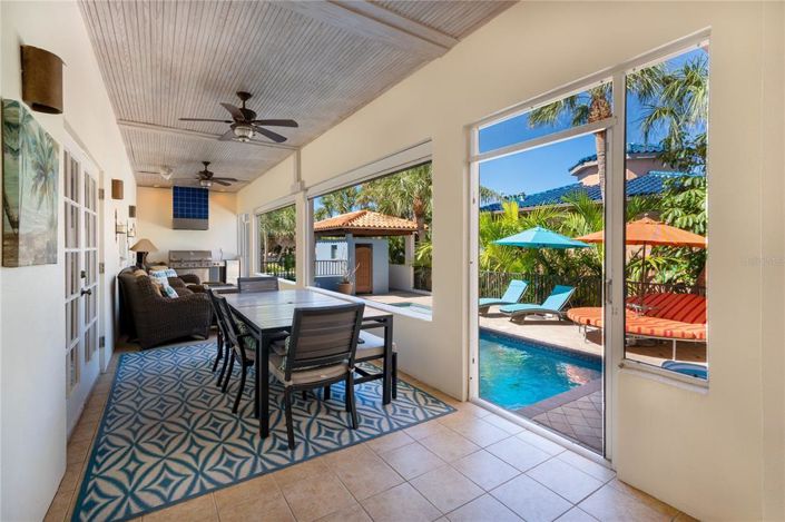 Image No.9-6 Bed Property for sale