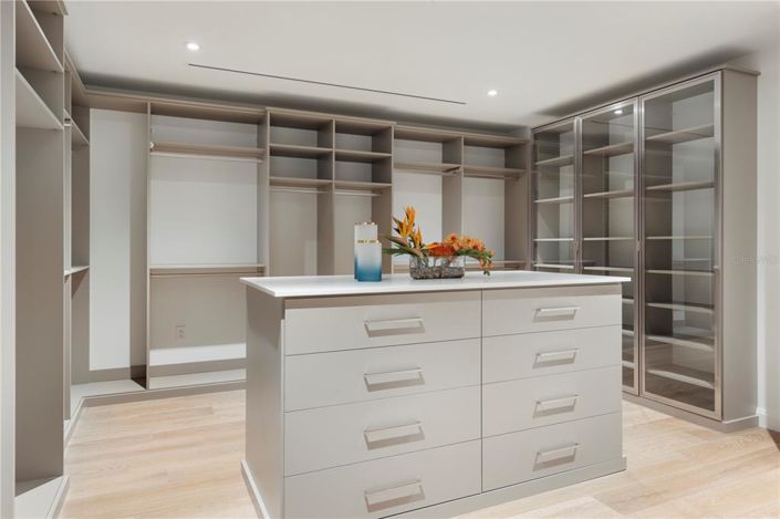 Image No.20-4 Bed Property for sale