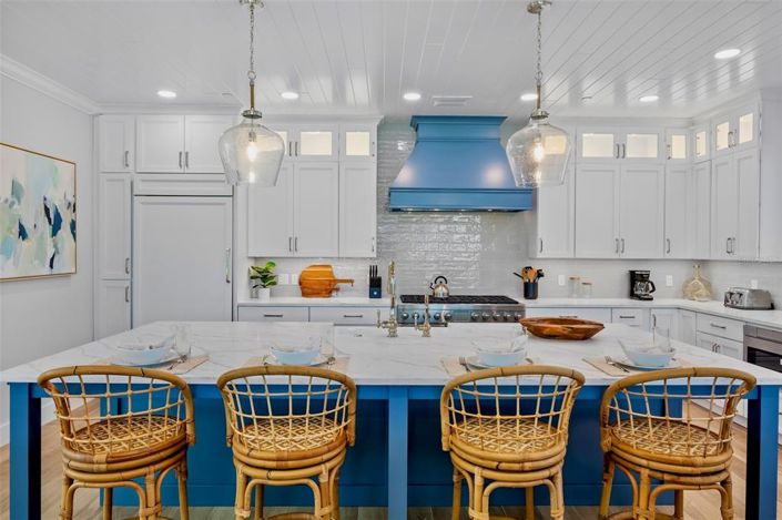 Image No.3-8 Bed Property for sale