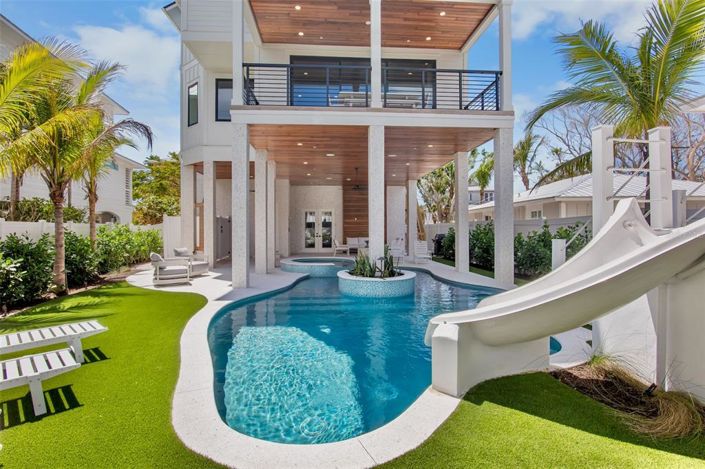 Image No.60-8 Bed Property for sale