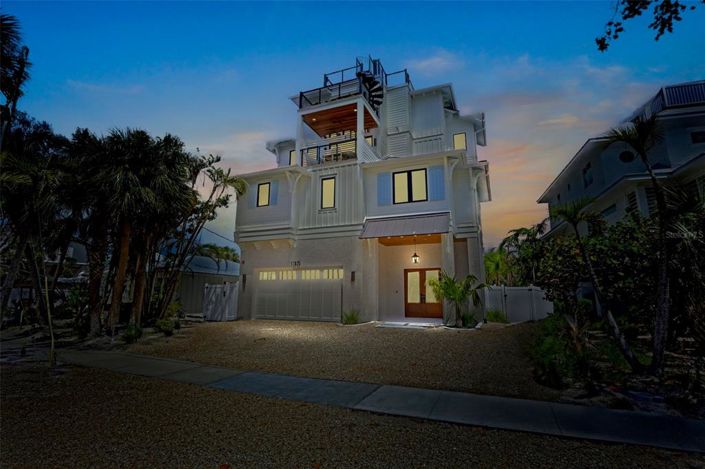 Image No.63-8 Bed Property for sale