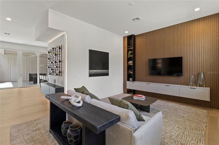 Image No.10-6 Bed Property for sale