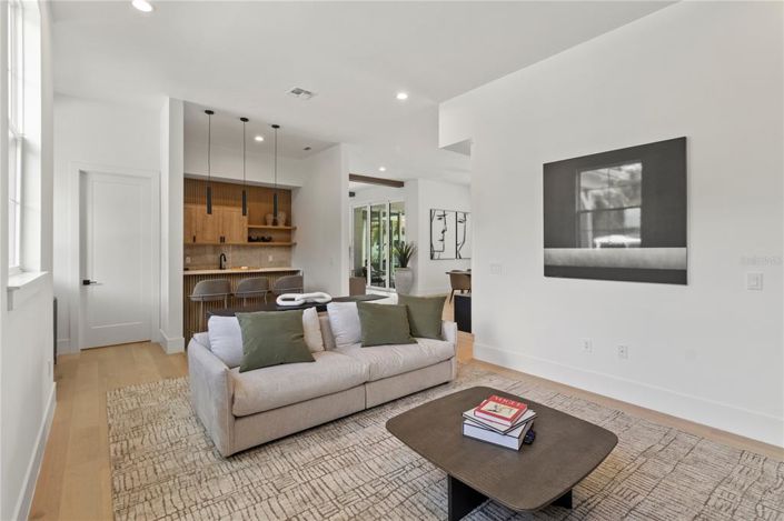 Image No.11-6 Bed Property for sale