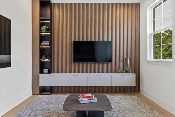 Image No.12-6 Bed Property for sale