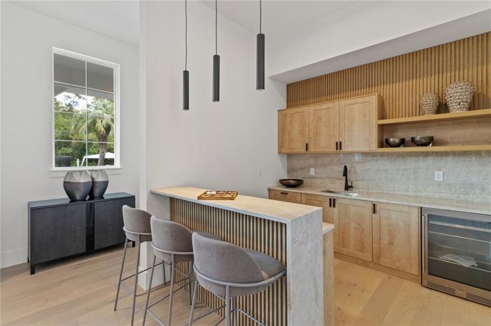 Image No.14-6 Bed Property for sale