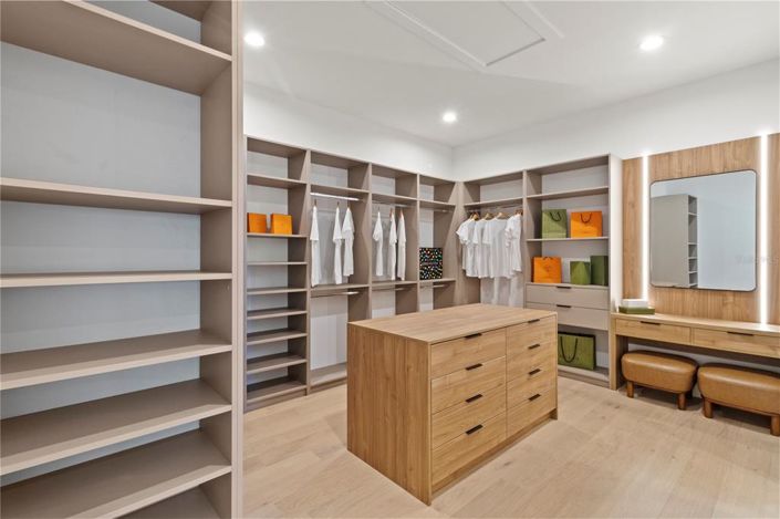 Image No.23-6 Bed Property for sale