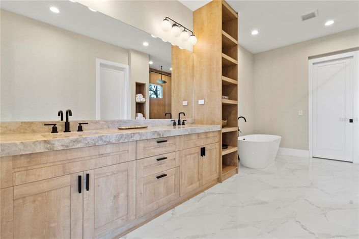 Image No.24-6 Bed Property for sale