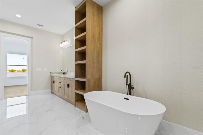 Image No.25-6 Bed Property for sale