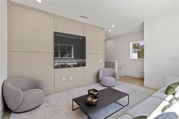 Image No.30-6 Bed Property for sale