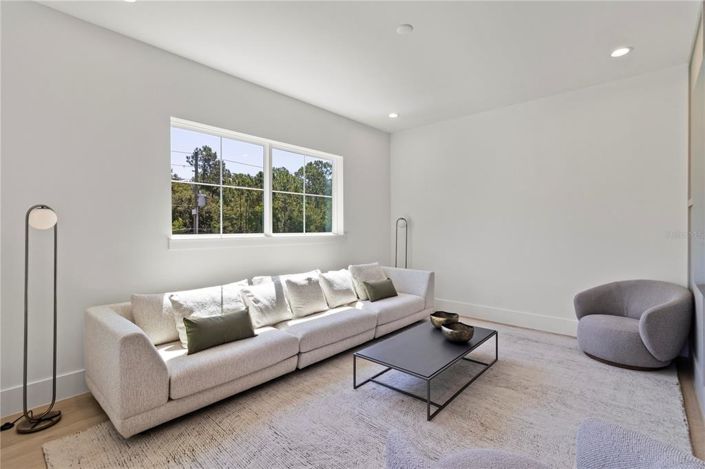 Image No.32-6 Bed Property for sale