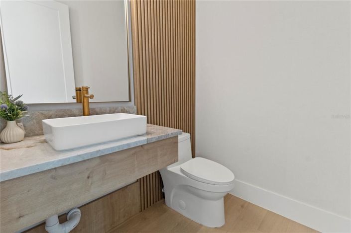 Image No.45-6 Bed Property for sale