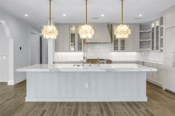 Image No.10-8 Bed Property for sale