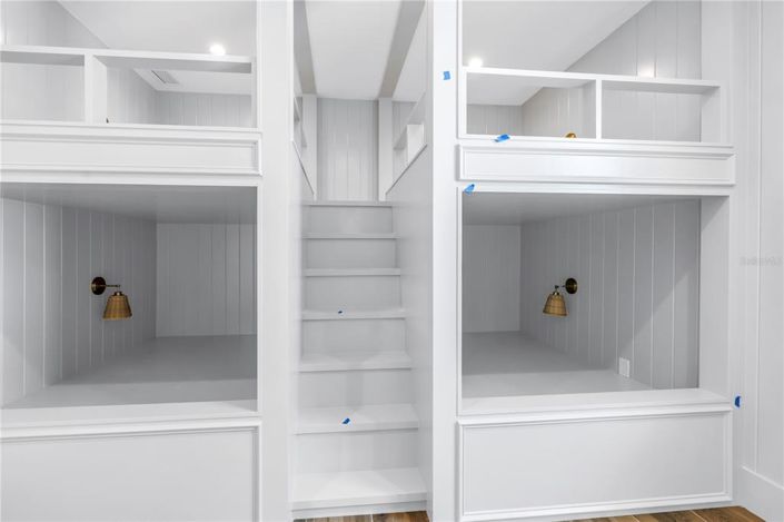 Image No.20-8 Bed Property for sale