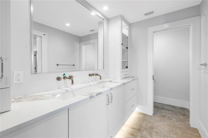 Image No.27-8 Bed Property for sale