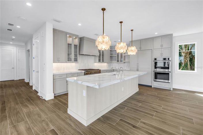 Image No.5-8 Bed Property for sale