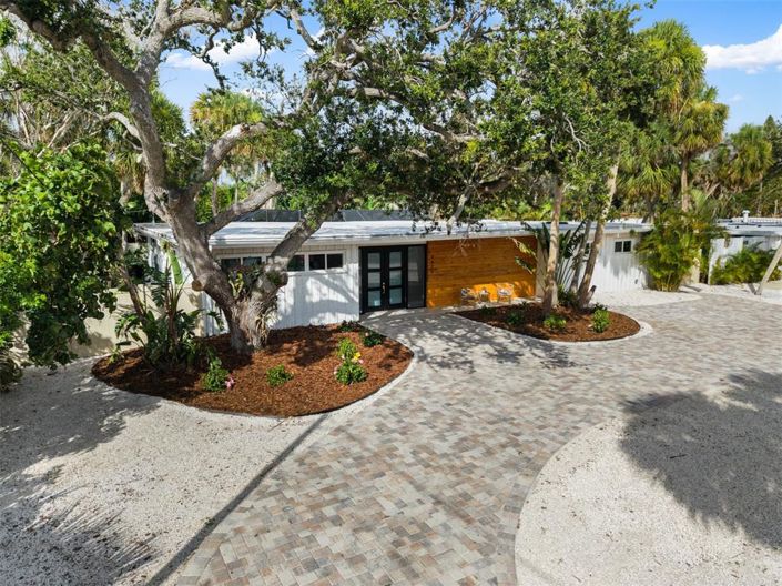 Image No.1-4 Bed Property for sale