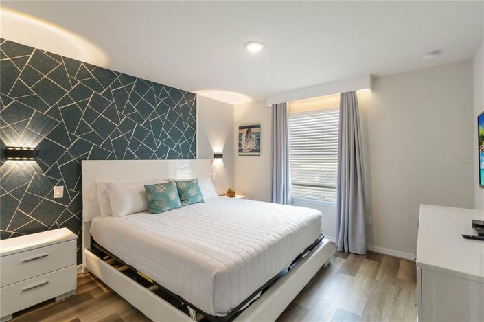 Image No.17-6 Bed Property for sale