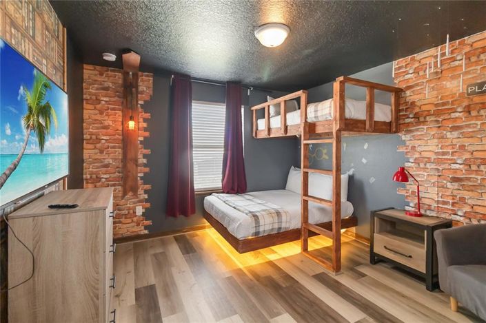 Image No.18-6 Bed Property for sale