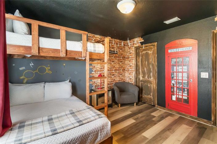 Image No.19-6 Bed Property for sale