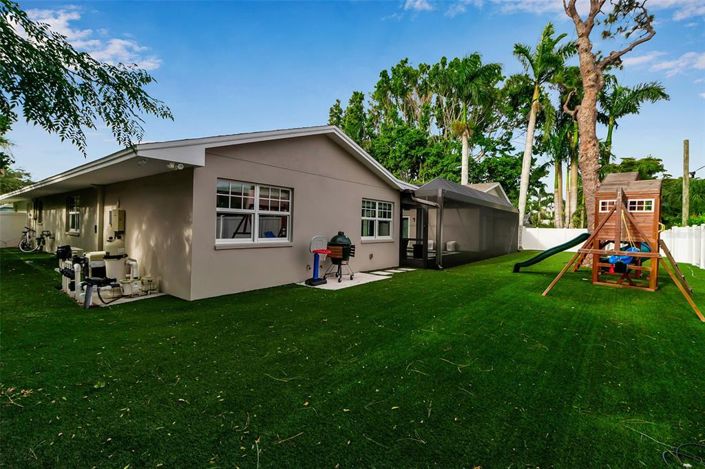 Image No.72-5 Bed Property for sale