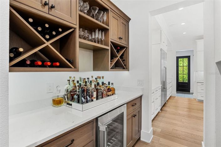 Image No.10-5 Bed Property for sale