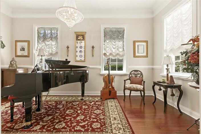 Image No.10-5 Bed Property for sale