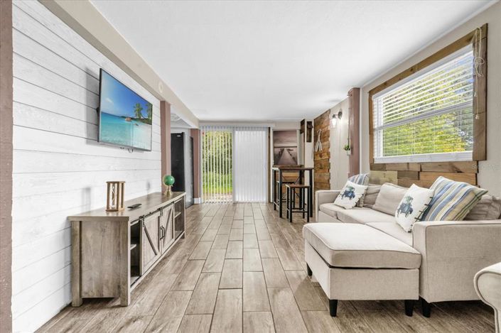 Image No.5-5 Bed Property for sale